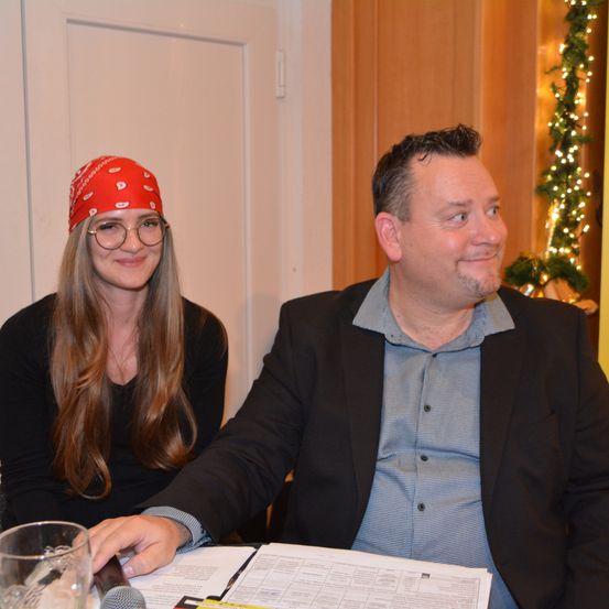 Bild enthält, Accessories, Adult, Female, Person, Woman, Male, Man, Face, Headband, Suit