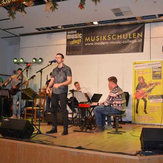 Bild enthält, Group Performance, Music Band, Musician, Person, Stage, Concert, Adult, Male, Man, Guitar