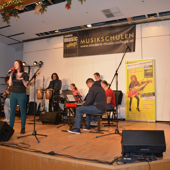 Bild enthält, Stage, Group Performance, Music Band, Musician, Performer, Person, Concert, Adult, Male, Man