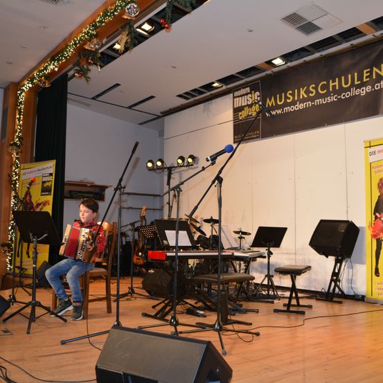 Bild enthält, Floor, Flooring, Concert, Person, Group Performance, Music Band, Boy, Child, Male, Stage