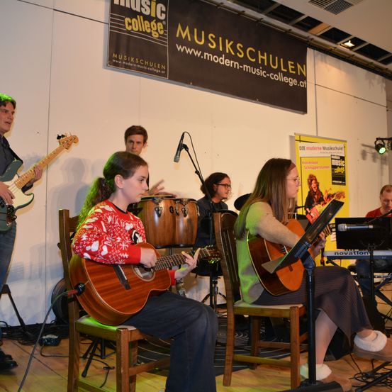 Bild enthält, Group Performance, Music Band, Person, Concert, Guitar, Adult, Male, Man, Female, Woman