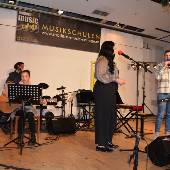 Bild enthält, Adult, Female, Person, Woman, Group Performance, Music Band, Male, Man, Stage, Microphone