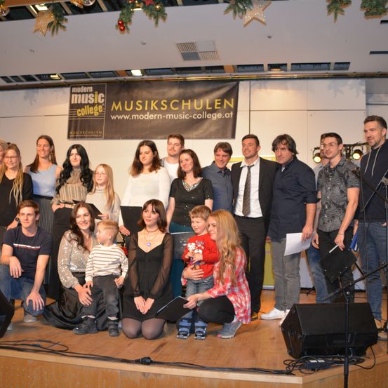 Bild enthält, People, Person, Stage, Adult, Male, Man, Shoe, Crowd, Face, Jeans