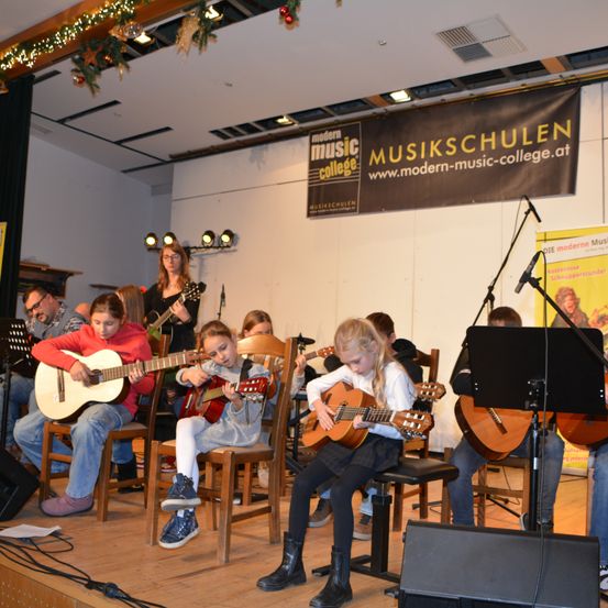 Bild enthält, Group Performance, Music Band, Person, Guitar, Boy, Male, Teen, Adult, Man, Child