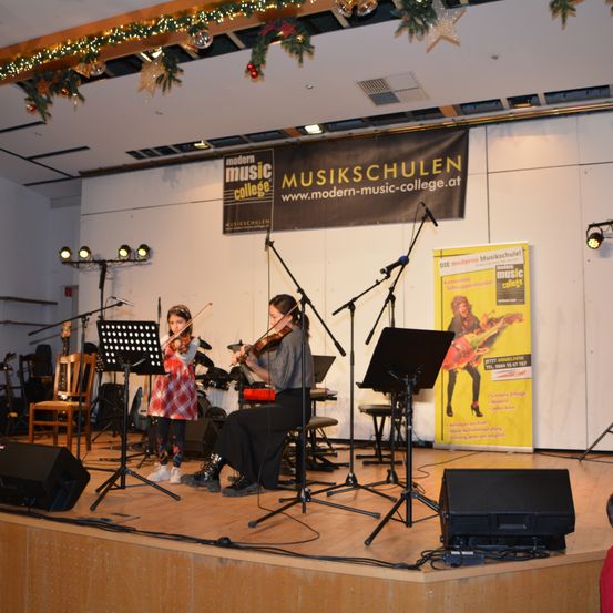 Bild enthält, Stage, Adult, Female, Person, Woman, Concert, Group Performance, Microphone, Music Band, Face