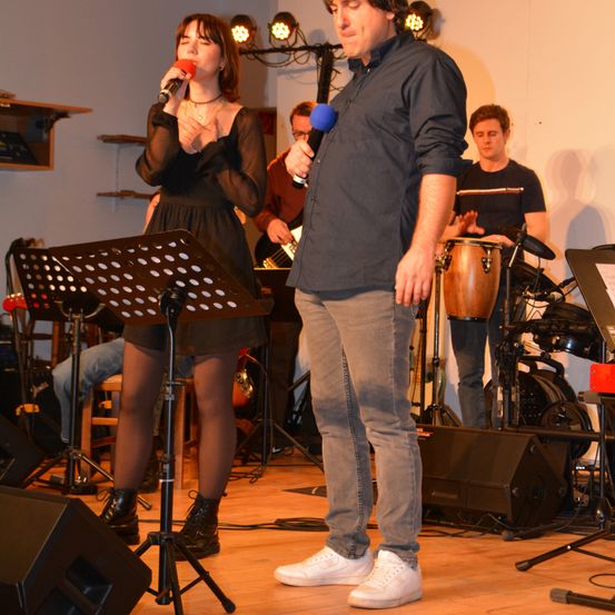 Bild enthält, Adult, Female, Person, Woman, Male, Man, Concert, Group Performance, Music Band, Musical Instrument