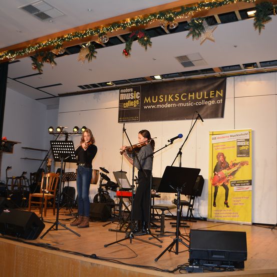 Bild enthält, Stage, Group Performance, Music, Music Band, Musical Instrument, Musician, Performer, Person, Concert, Building