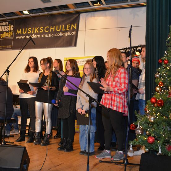 Bild enthält, Adult, Female, Person, Woman, Male, Man, Group Performance, Music Band, Musician, Shoe