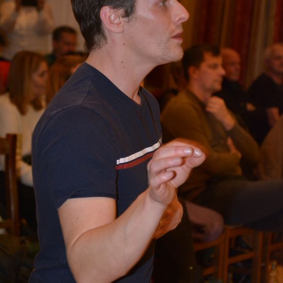 Bild enthält, Finger, Hand, Person, Adult, Male, Man, Wood, Female, Woman, Face