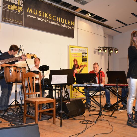 Bild enthält, Group Performance, Music Band, Person, Guitar, Adult, Male, Man, Concert, Female, Woman