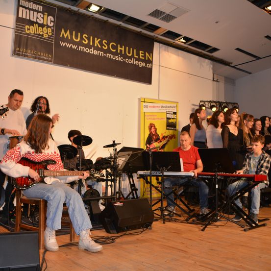 Bild enthält, Group Performance, Music Band, Person, Concert, Adult, Male, Man, Guitar, Boy, Child