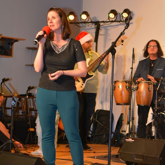 Bild enthält, Concert, Person, Adult, Female, Woman, Group Performance, Microphone, Music Band, Male, Man