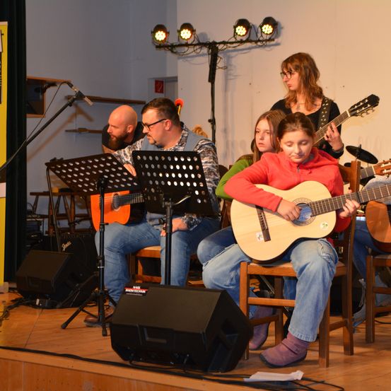 Bild enthält, Group Performance, Music Band, Musical Instrument, Person, Guitar, Adult, Male, Man, Concert, Guitarist