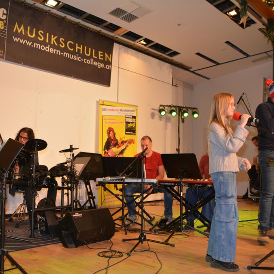 Bild enthält, Group Performance, Music Band, Musician, Person, Concert, Adult, Male, Man, Stage, Microphone