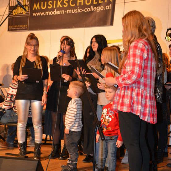 Bild enthält, Stage, Adult, Female, Person, Woman, Concert, Group Performance, Music Band, Shoe, Child