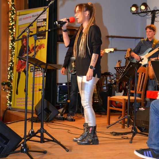 Bild enthält, Microphone, Concert, Person, Wood, Floor, Flooring, Jeans, Adult, Female, Woman