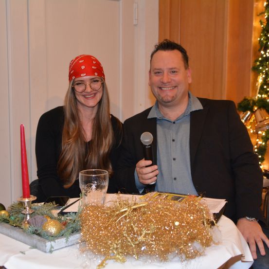 Bild enthält, Glass, Adult, Female, Person, Woman, Male, Man, Flower Arrangement, Face, Meal