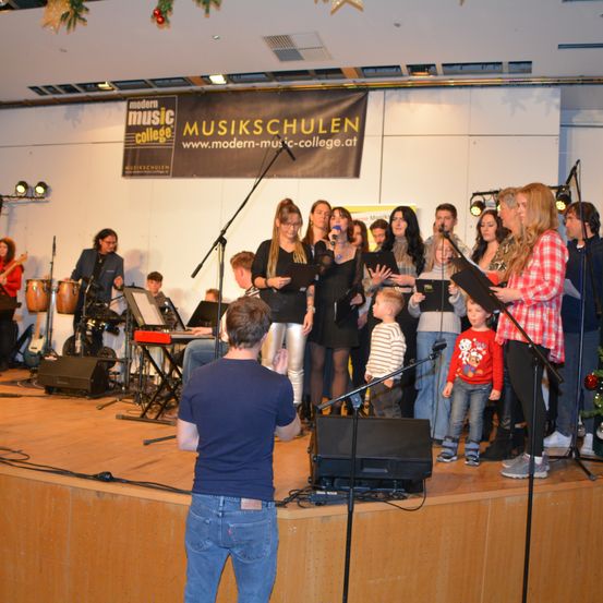 Bild enthält, Group Performance, Music Band, Musician, Person, Adult, Male, Man, Concert, Stage, Jeans