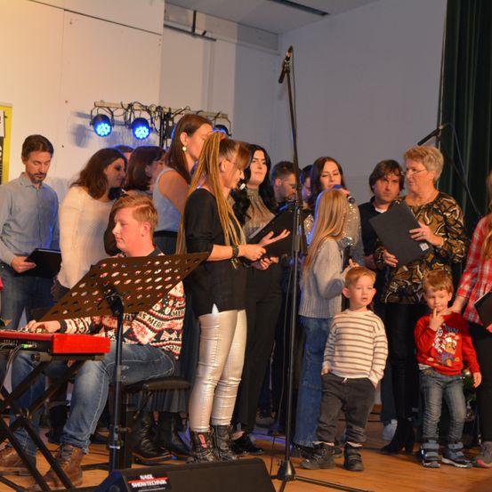 Bild enthält, Adult, Female, Person, Woman, Boy, Child, Male, Group Performance, Music Band, Man