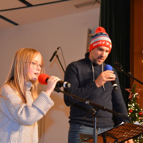 Bild enthält, Microphone, Cap, Hat, Adult, Female, Person, Woman, Male, Man, Face