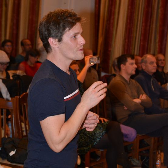 Bild enthält, Wood, Hardwood, Floor, Flooring, Finger, Person, Jeans, Adult, Male, Man