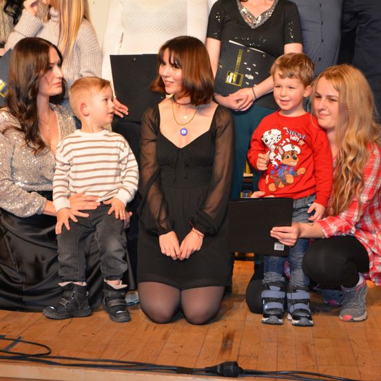 Bild enthält, Wood, Adult, Female, Person, Woman, Floor, Flooring, People, Hardwood, Blouse