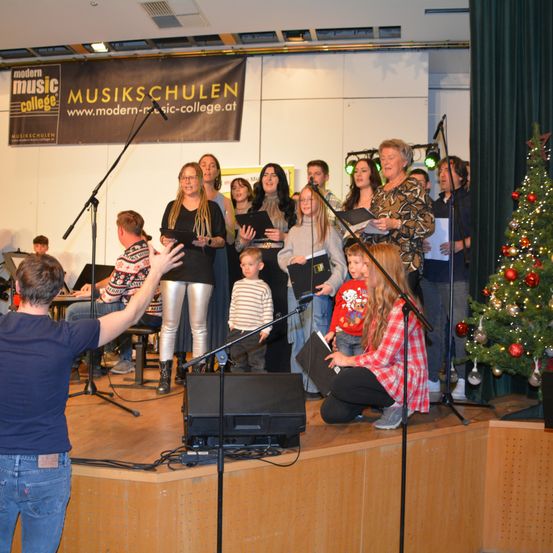 Bild enthält, Group Performance, Music Band, Musician, Person, Adult, Male, Man, Jeans, Stage, Concert