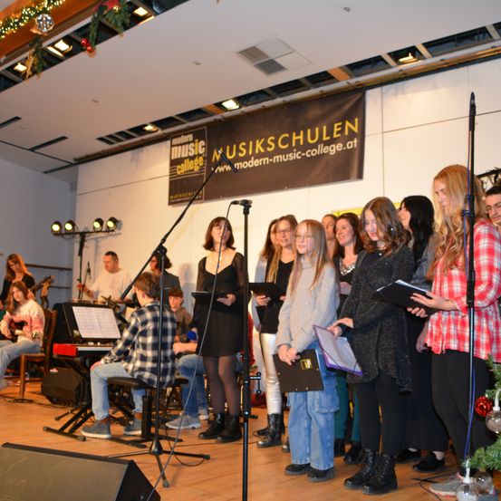 Bild enthält, Adult, Female, Person, Woman, Group Performance, Music, Music Band, Musical Instrument, Musician, Face