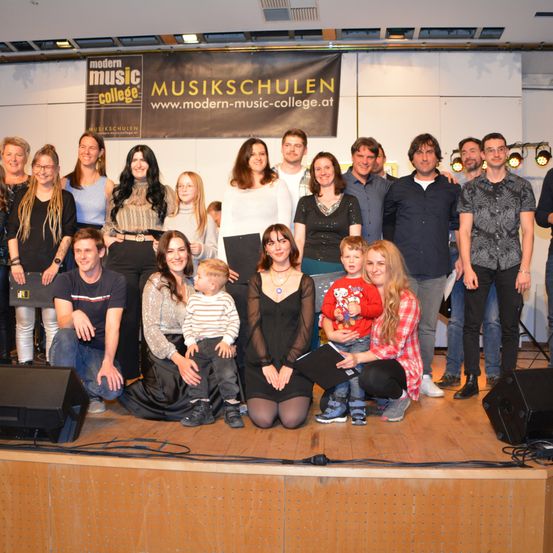 Bild enthält, People, Person, Stage, Adult, Male, Man, Groupshot, Laptop, Jeans, Shoe