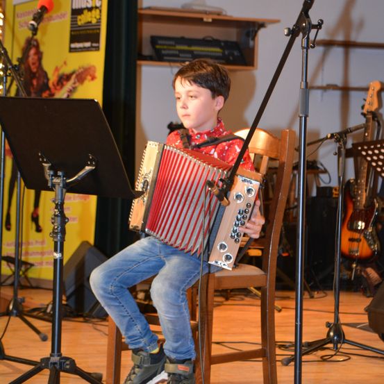 Bild enthält, Microphone, Boy, Child, Male, Person, Shoe, Guitar, Adult, Female, Woman