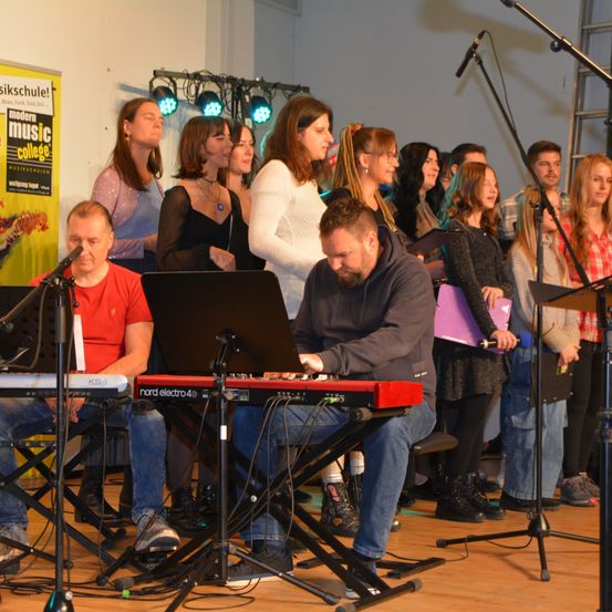 Bild enthält, Laptop, Person, Adult, Female, Woman, Group Performance, Male, Man, Music Band, Concert