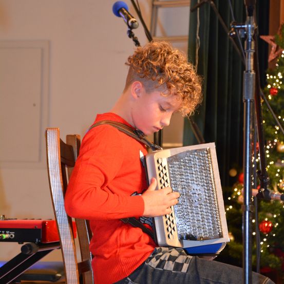 Bild enthält, Microphone, Wood, Boy, Male, Person, Teen, Laptop, Chair, Plywood, Musical Instrument