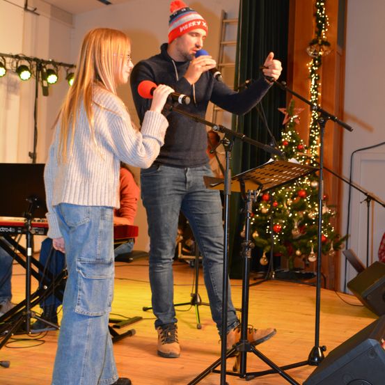 Bild enthält, Pants, Wood, Adult, Female, Person, Woman, Male, Man, Jeans, Microphone