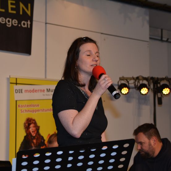 Bild enthält, Microphone, Adult, Female, Person, Woman, Male, Man, People, Crowd, Face