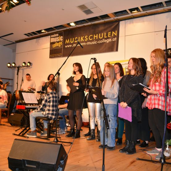 Bild enthält, Group Performance, Music Band, Musician, Person, Adult, Female, Woman, Stage, Male, Man