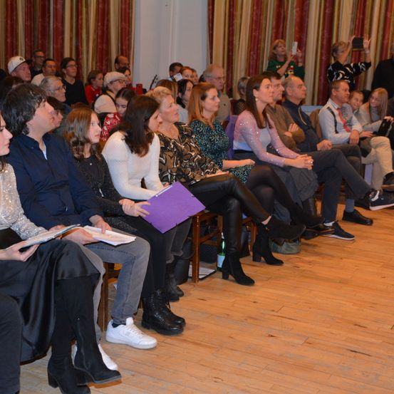 Bild enthält, People, Person, Crowd, Adult, Female, Woman, Seminar, Bride, Flooring, Man