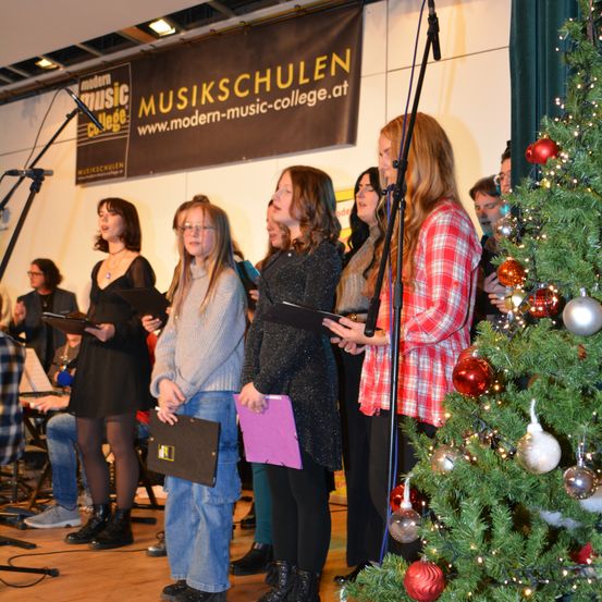 Bild enthält, Adult, Female, Person, Woman, Pants, Necklace, Fir, Jeans, Male, Man