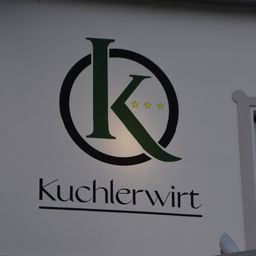 Bild enthält, Logo, Symbol, Home Decor, Text, Window, Sign