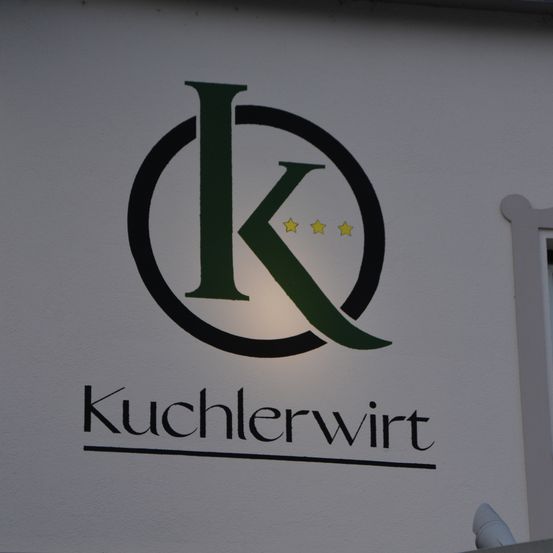 Bild enthält, Logo, Symbol, Home Decor, Text, Window, Sign