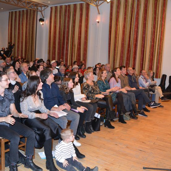 Bild enthält, People, Person, Crowd, Adult, Female, Woman, Male, Man, Boy, Child