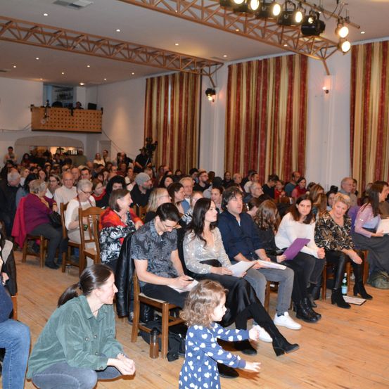 Bild enthält, People, Person, Adult, Male, Man, Female, Woman, Crowd, Jeans, Shoe