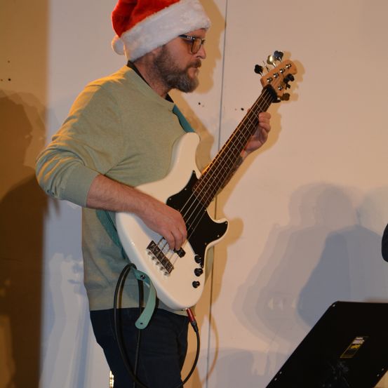 Bild enthält, Guitar, Musical Instrument, Adult, Male, Man, Person, Bass Guitar, Electric Guitar, Microphone, Face