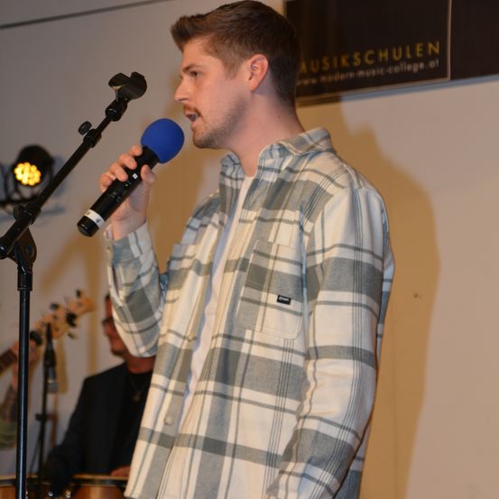 Bild enthält, Microphone, Adult, Male, Man, Person, Jeans, Glasses, Drum, Musical Instrument, Necklace