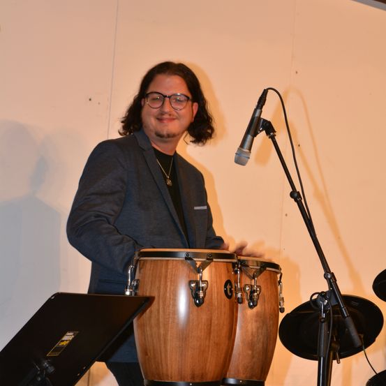 Bild enthält, Microphone, Adult, Female, Person, Woman, Glasses, Necklace, Musical Instrument, Percussion, Drum