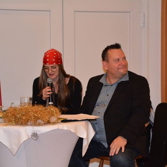 Bild enthält, Flower Arrangement, Plywood, Adult, Female, Person, Woman, Suit, Male, Man, Meal