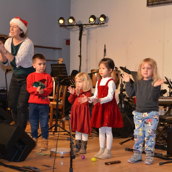 Bild enthält, Child, Female, Girl, Person, Adult, Male, Man, Group Performance, Boy, Microphone