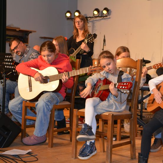 Bild enthält, Group Performance, Music Band, Person, Guitar, Adult, Male, Man, Child, Female, Girl