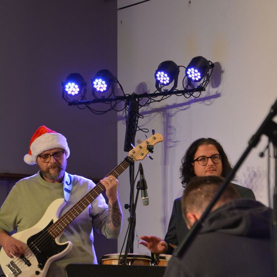 Bild enthält, Guitar, Musical Instrument, Adult, Male, Man, Person, Face, Electric Guitar, Glasses, Microphone