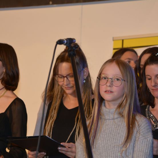 Bild enthält, People, Person, Adult, Female, Woman, Fashion, Face, Glasses, Dress, Formal Wear