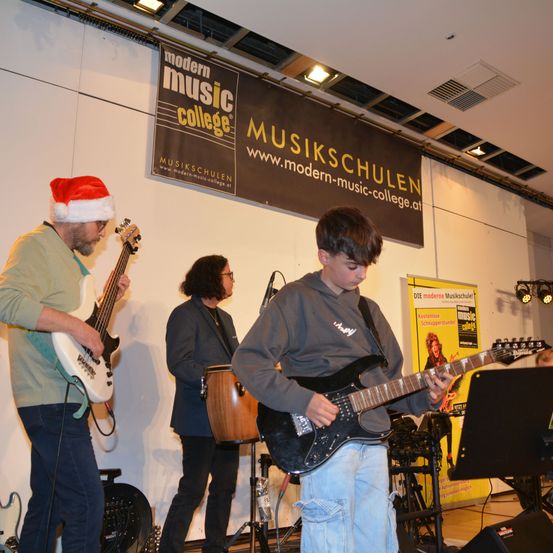 Bild enthält, Guitar, Group Performance, Music Band, Person, Adult, Male, Man, Microphone, Shoe, Hat
